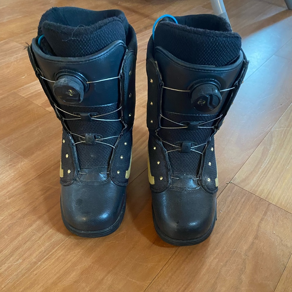 Size 6.5. Great quality snowboarding boots.